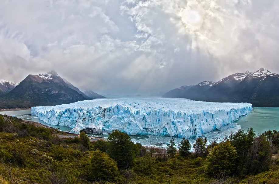 Gracier in front of Mountains